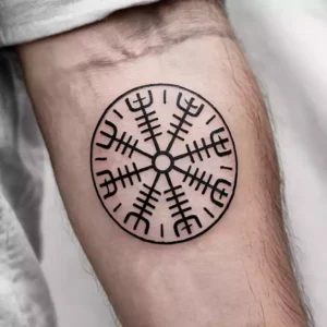 Read more about the article Vegvisir Viking Tattoo: Meaning, Placement & Design Inspiration